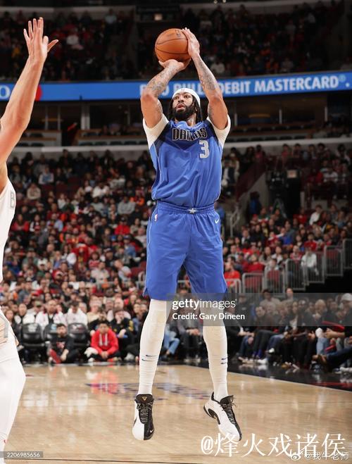 科林斯半场表现平稳：7投4中拿下8分2篮板1助攻1盖帽